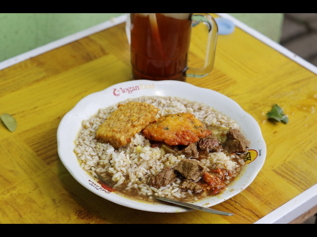 Gule kambing kuah santan kuning dengan nasi dan kerupuk