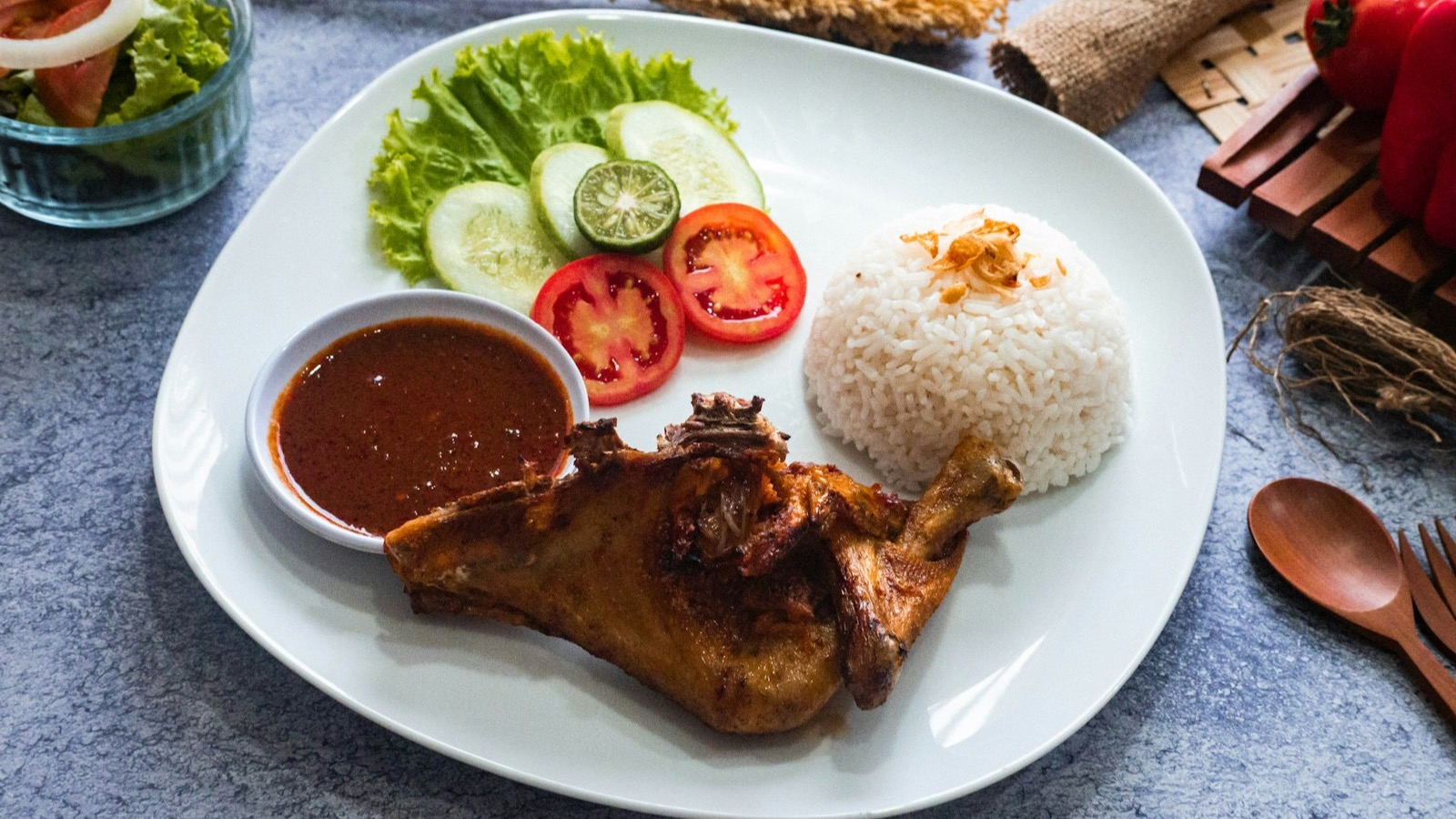 Nasi box aqiqah isi nasi, lauk rendang, sambal, dan kerupuk — siap diantar
