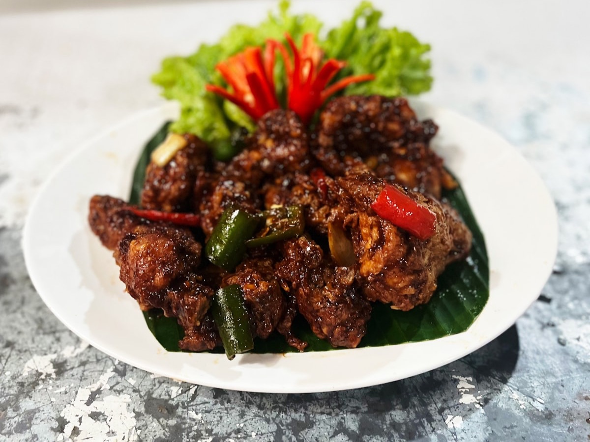 Rendang daging dengan kuah kental berwarna gelap