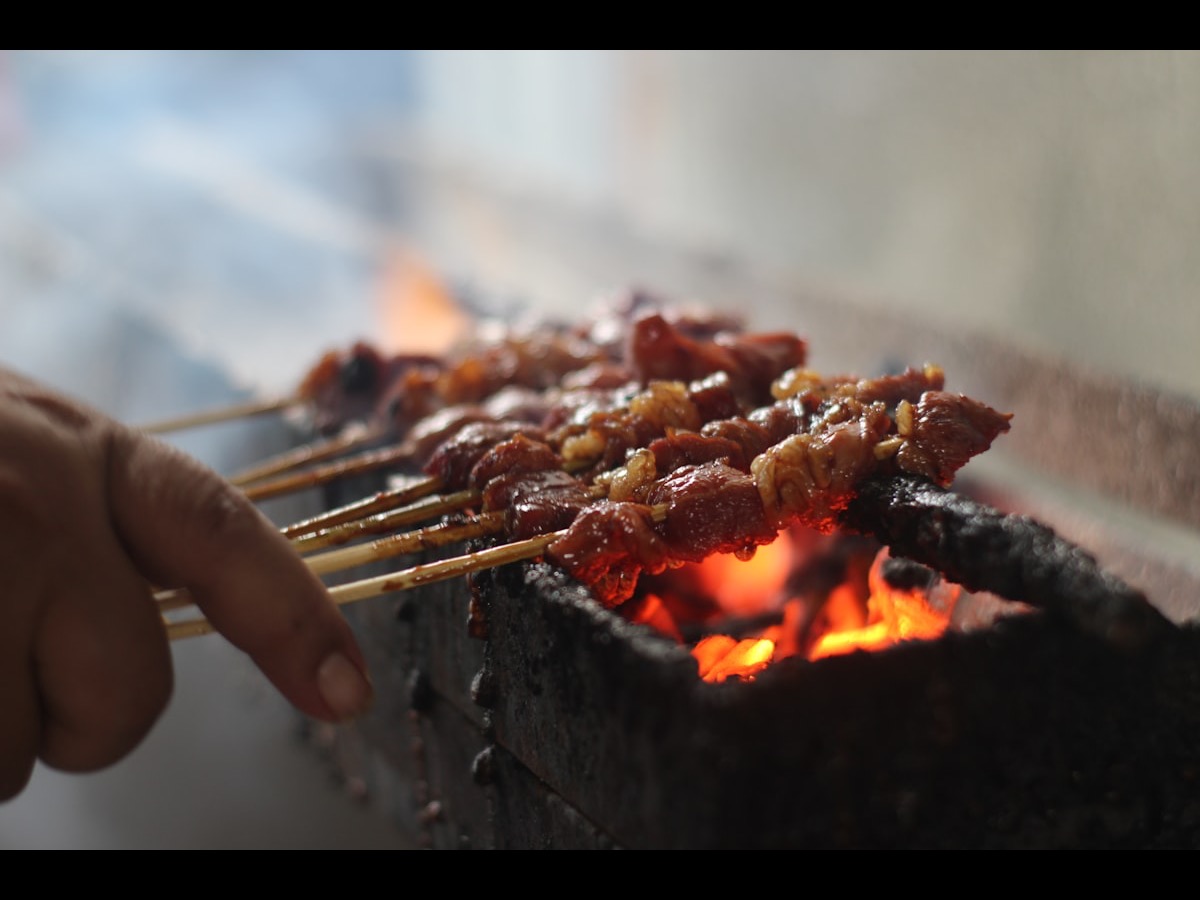 Sate kambing yang dibakar di atas bara api