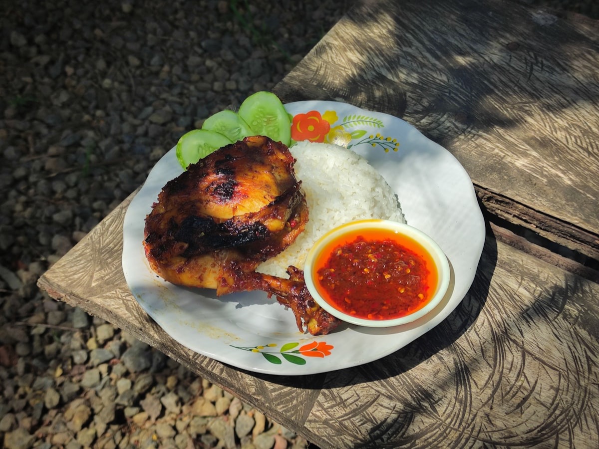 Semur daging kuah kecap cokelat yang manis gurih