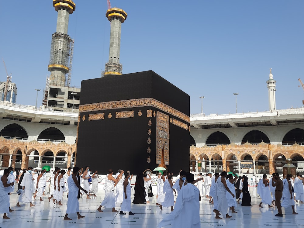 Jamaah berjalan mengelilingi Ka'bah dengan pakaian ihram putih