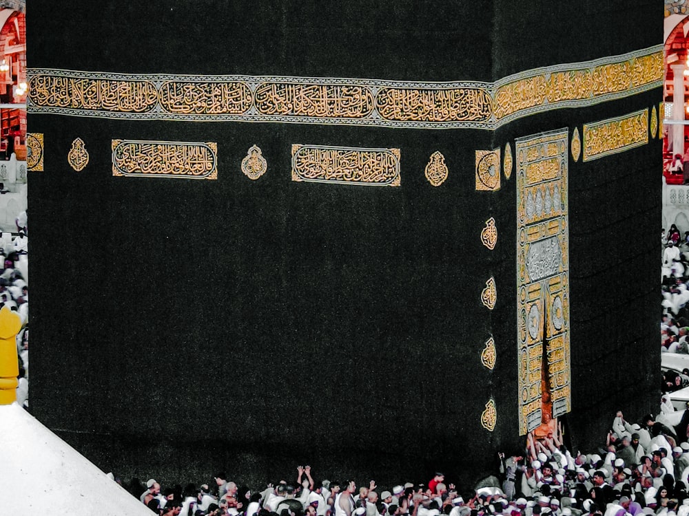 Jamaah mengelilingi Ka'bah di Masjidil Haram
