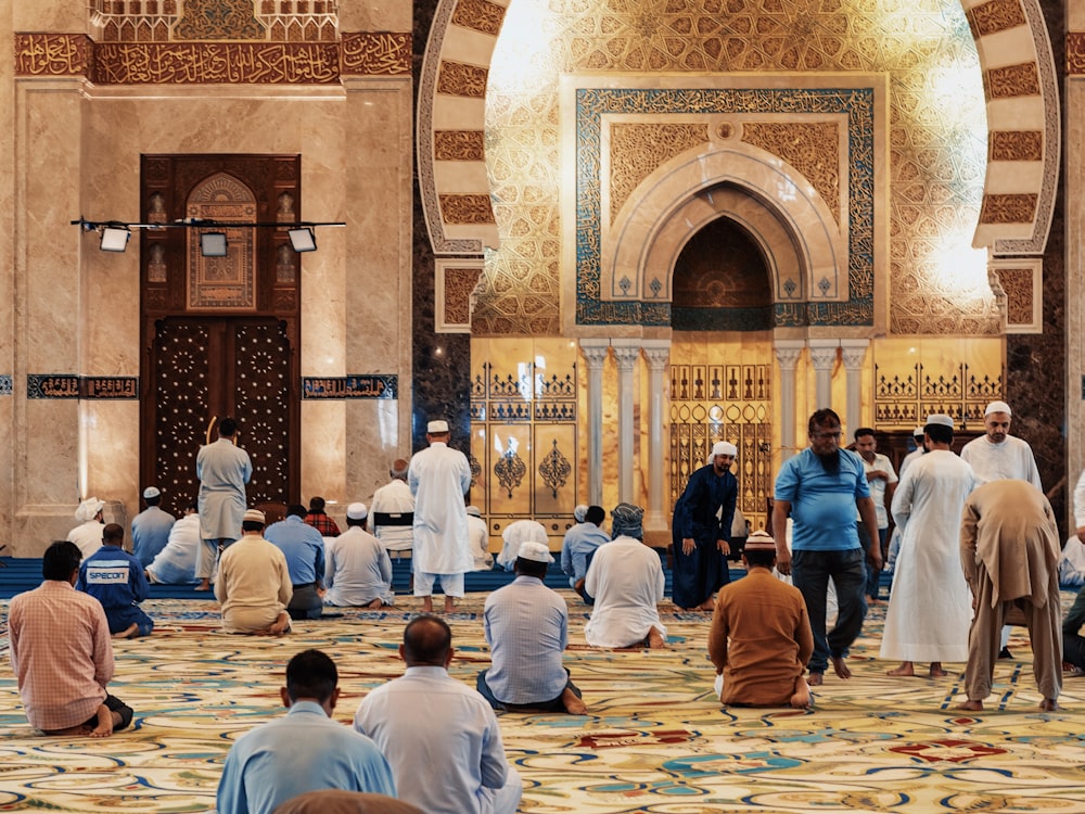Jamaah laki-laki berdoa bersama di dalam masjid