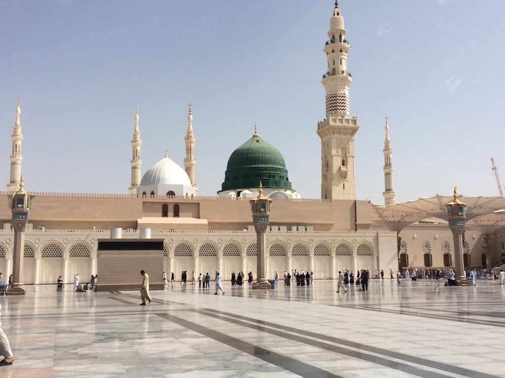 Jamaah berjalan di pelataran masjid berkubah