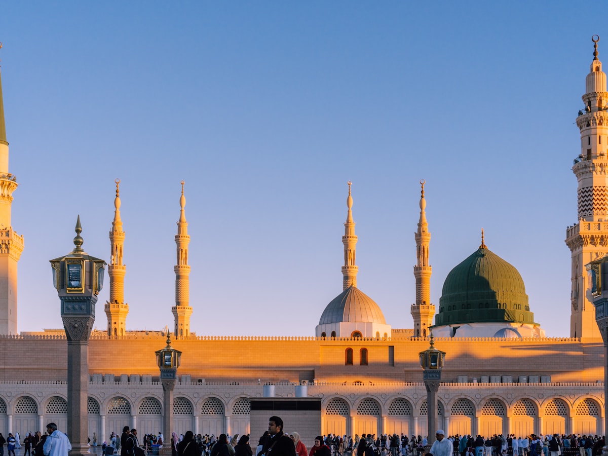 Masjid Nabawi di Madinah dengan menara dan kubah di bawah cahaya senja